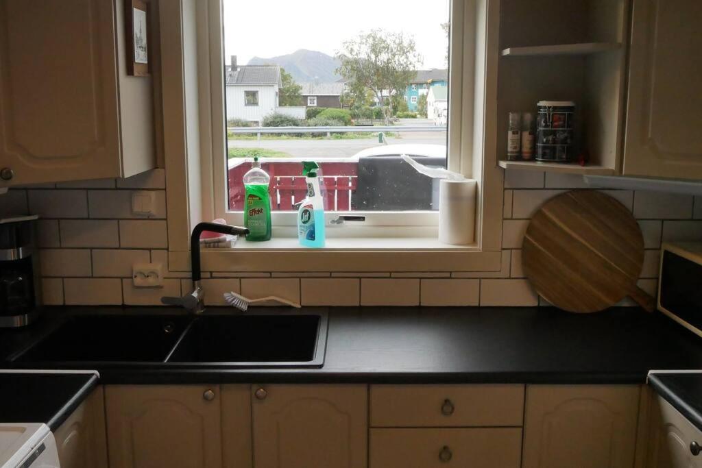 Nyrenovert Leilighet Med Gratis Parkering Leknes Exterior foto